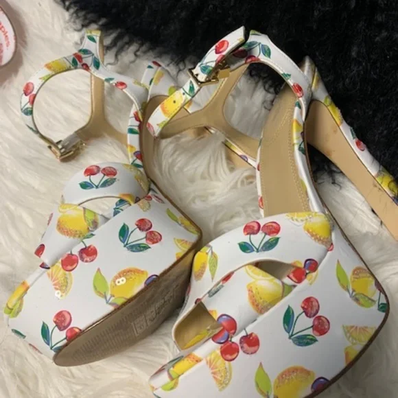 Platform pattern sandals - Picture 3 of 3